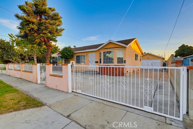 4322 W 105th Street, Inglewood CA: https://media.crmls.org/medias/74f27a4b-b3bb-4473-8df3-868402243f7c.jpg