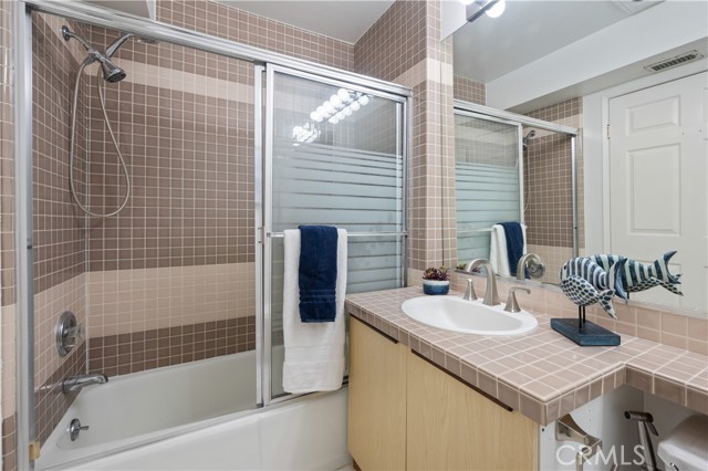2006 Aviation Way, Redondo Beach CA: https://media.crmls.org/medias/74f34f44-2440-45ce-ad98-4c39d09b199b.jpg