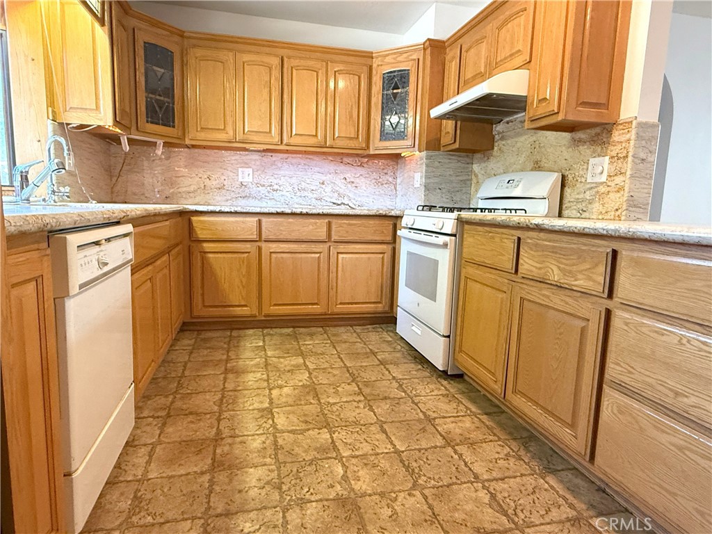 https://media.crmls.org/medias/74f62e0e-6dc9-49db-8c05-32575cd38578.jpg?preset=X-Large