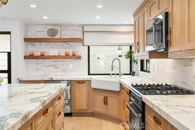 Detail Gallery Image 8 of 37 For 1817 W Bay Ave a,  Newport Beach,  CA 92663 - 2 Beds | 2/1 Baths