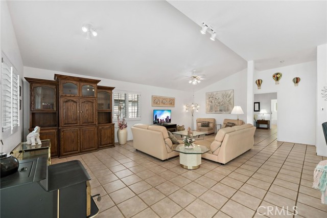 40555 Benji Lane, Hemet CA: https://media.crmls.org/medias/74fa7df6-735f-4585-8d1c-5f1ddbbc9a0d.jpg