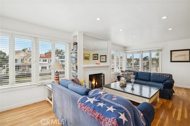 Detail Gallery Image 19 of 42 For 200 Grand Canal, Newport Beach,  CA 92662 - 4 Beds | 3 Baths