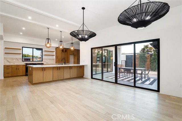 Detail Gallery Image 9 of 59 For 5633 E Deborah St, Long Beach,  CA 90815 - 5 Beds | 4 Baths