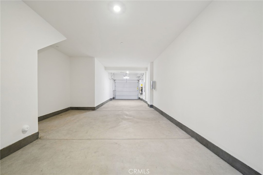 https://media.crmls.org/medias/7501b86a-8f2c-495b-aa1c-3e57821e5428.jpg?preset=X-Large