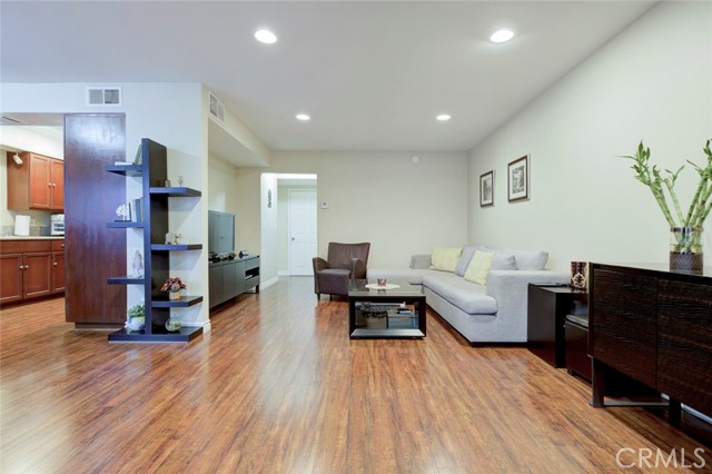 Detail Gallery Image 6 of 20 For 7631 Vineland #2,  Sun Valley,  CA 91352 - 2 Beds | 1/1 Baths