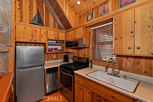 Detail Gallery Image 14 of 17 For 295 Sunset, Lake Arrowhead,  CA 92352 - 3 Beds | 2 Baths