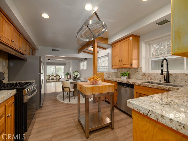 Detail Gallery Image 21 of 65 For 4539 Hayvenhurst, Encino,  CA 91436 - 3 Beds | 3 Baths