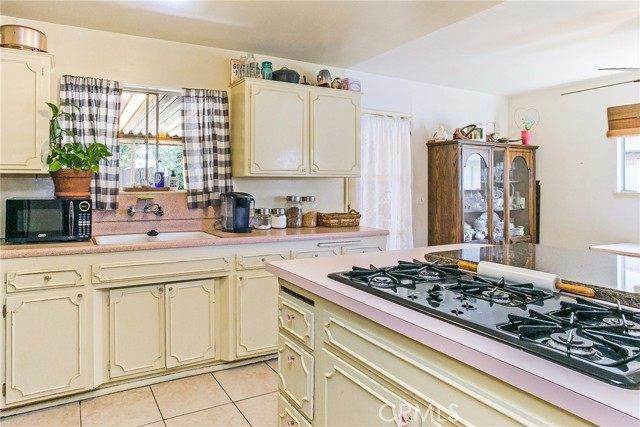 2234 Avalon Street, Costa Mesa CA: https://media.crmls.org/medias/7509472e-dfec-4332-905a-6a637c10847e.jpg