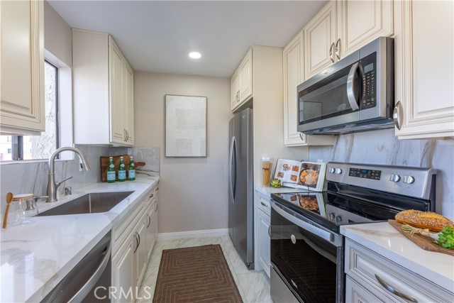 Detail Gallery Image 6 of 46 For 3530 Elm Ave #112,  Long Beach,  CA 90755 - 2 Beds | 2 Baths