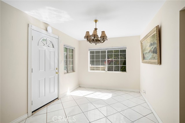 Detail Gallery Image 2 of 19 For 2728 Mayfield Ave #B,  La Crescenta,  CA 91214 - 2 Beds | 1 Baths