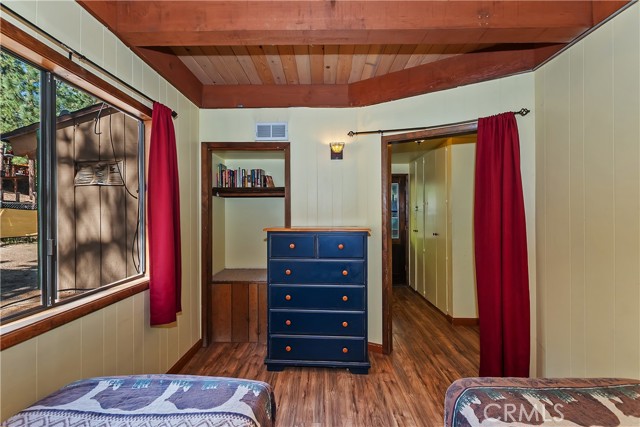 320 W Aeroplane Boulevard, Big Bear City CA: https://media.crmls.org/medias/750d93b4-1332-4b4d-a91b-818da821f4b9.jpg