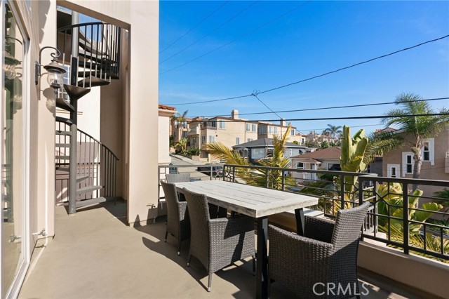 Detail Gallery Image 21 of 43 For 619 10th St, Hermosa Beach,  CA 90254 - 4 Beds | 3/1 Baths