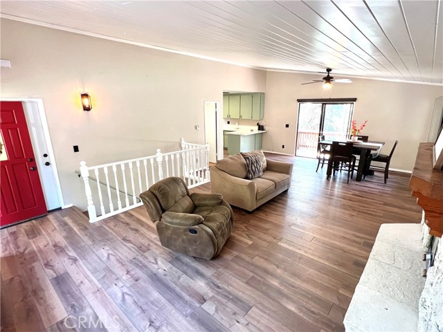 24792 Bernard Drive, Crestline CA: https://media.crmls.org/medias/750e5b82-b340-4ad9-8c23-2175727bcd52.jpg