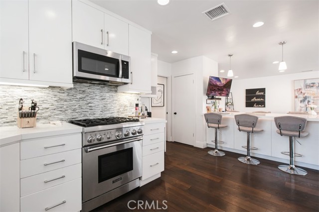 Detail Gallery Image 8 of 36 For 19545 Calvert St, Tarzana,  CA 91335 - 5 Beds | 2/1 Baths