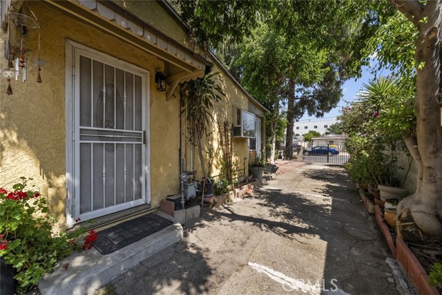 11744 Welby Way, North Hollywood CA: https://media.crmls.org/medias/7514543e-f580-478c-8754-00aacc3c2ecc.jpg