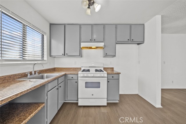 Detail Gallery Image 14 of 26 For 38501 Larkin Ave #4,  Palmdale,  CA 93550 - 2 Beds | 1 Baths