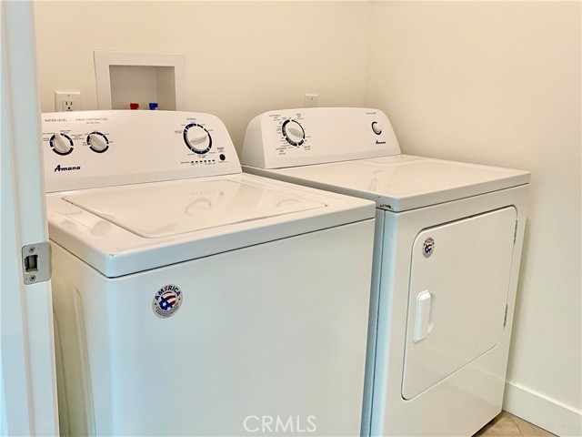 Detail Gallery Image 9 of 39 For 7327 Kester Ave #6,  Van Nuys,  CA 91405 - 4 Beds | 3/1 Baths