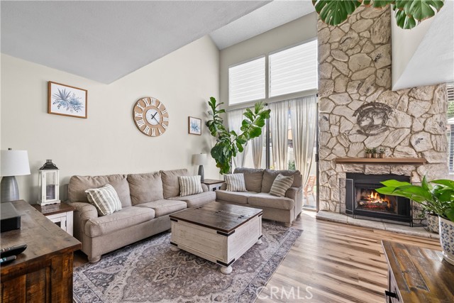 Detail Gallery Image 4 of 47 For 20931 Judah Ln #35,  Newhall,  CA 91321 - 2 Beds | 3 Baths