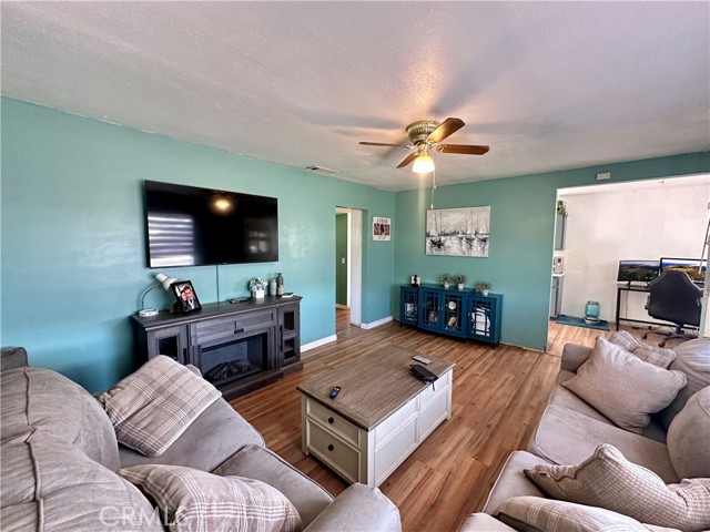 Detail Gallery Image 2 of 11 For 2388 W Oakland Ave, Hemet,  CA 92545 - 2 Beds | 1 Baths