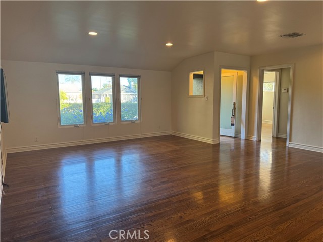 Detail Gallery Image 5 of 29 For 5821 Columbus Ave, Van Nuys,  CA 91411 - 4 Beds | 2 Baths