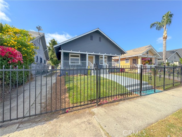127 E 65th Street, Los Angeles CA: https://media.crmls.org/medias/752845f4-8ae2-4504-b5cb-6935ac4507a7.jpg