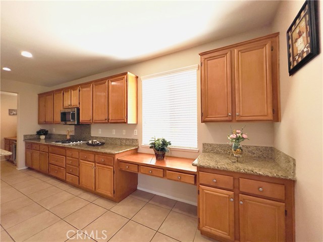 Detail Gallery Image 12 of 42 For 17231 Greentree Dr, Riverside,  CA 92503 - 5 Beds | 4 Baths