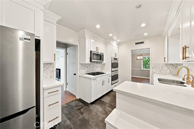 13047 Magnolia Boulevard photo 17