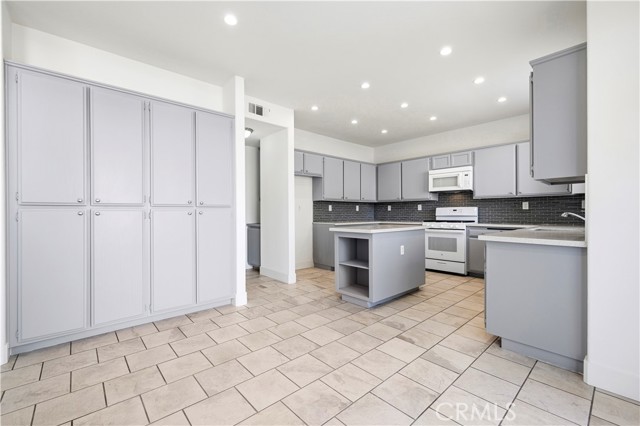 Detail Gallery Image 9 of 60 For 5319 Essex, Palmdale,  CA 93552 - 4 Beds | 3 Baths