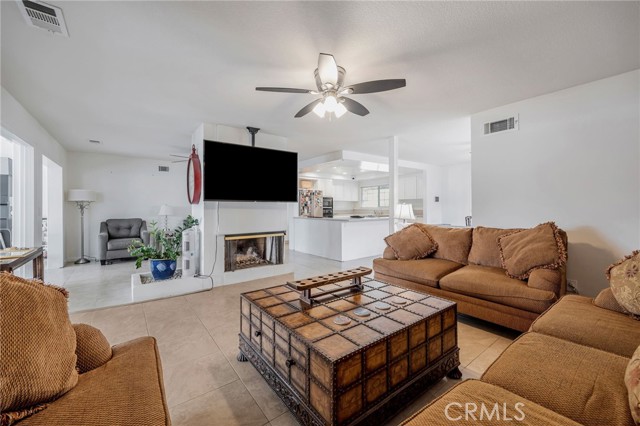 1363 N San Antonio Ave, Upland CA: https://media.crmls.org/medias/75378823-bae2-4158-9dfe-303a5542c062.jpg