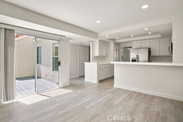 118 Oxford, Irvine CA: https://media.crmls.org/medias/7538c95a-f890-4ac3-aece-36f9754b3b78.jpg