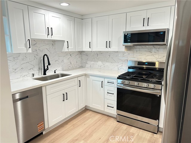 Detail Gallery Image 3 of 22 For 7317 Darby Pl, Reseda,  CA 91335 - 3 Beds | 2/1 Baths