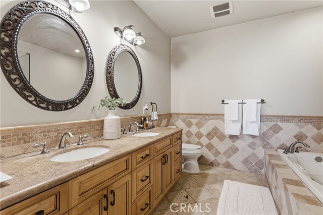 Detail Gallery Image 20 of 39 For 22711 Collins St, Woodland Hills,  CA 91367 - 4 Beds | 3/1 Baths