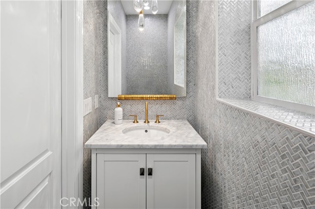 412 Poinsettia Avenue, Corona del Mar CA: https://media.crmls.org/medias/753fe254-8ed4-45a6-a638-f1018fe853c6.jpg