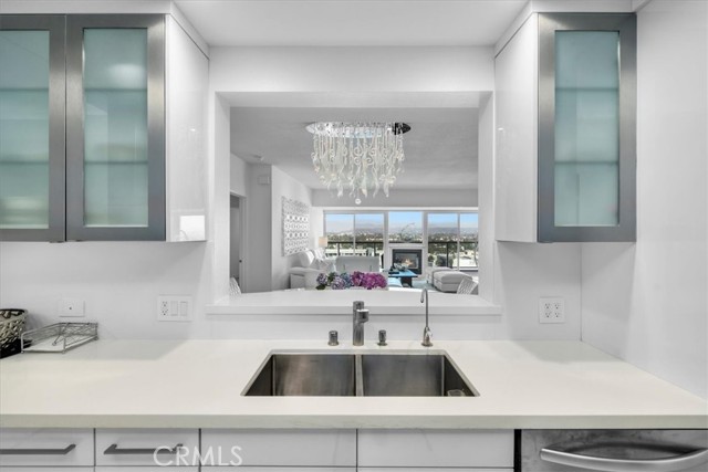 13600 Marina Pointe Dr., Marina del Rey CA: https://media.crmls.org/medias/7540b7a0-85c6-4b5d-ac45-f0ddb3801ca5.jpg