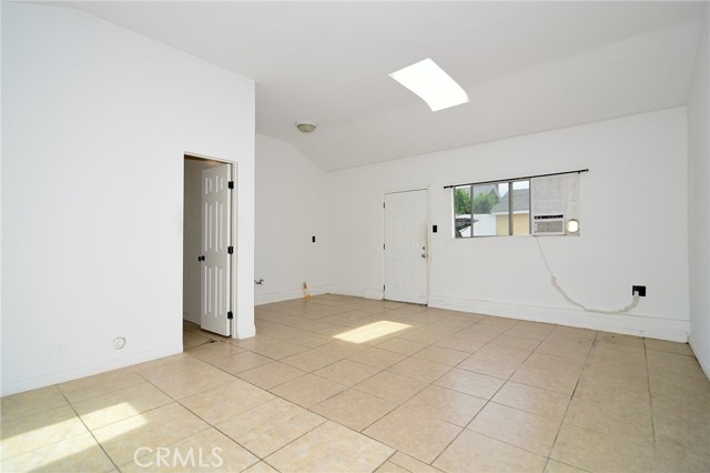 Detail Gallery Image 23 of 27 For 19324 Victory Bld, Reseda,  CA 91335 - 4 Beds | 3 Baths
