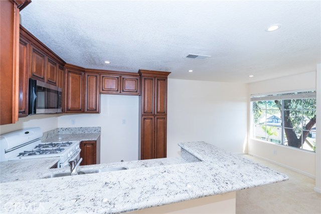 Detail Gallery Image 7 of 29 For 21236 Camelia #14,  Lake Forest,  CA 92630 - 2 Beds | 2 Baths