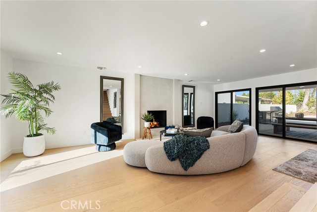 Detail Gallery Image 8 of 54 For 5630 Blanco Ave, Woodland Hills,  CA 91367 - 4 Beds | 4/1 Baths