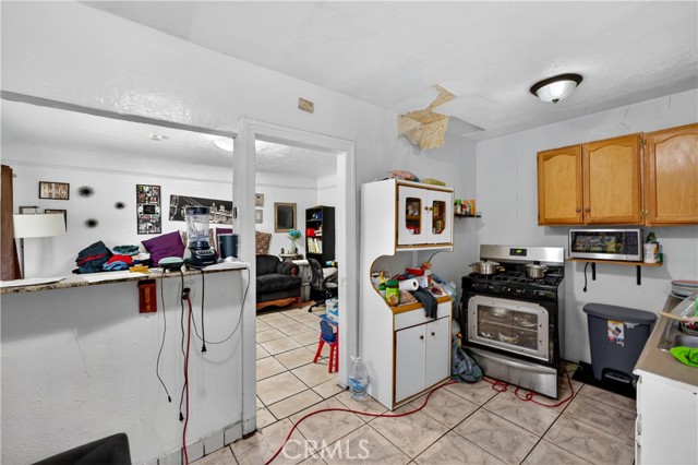 1008 E 74th Street, Los Angeles CA: https://media.crmls.org/medias/7543c7d8-4e6e-49d4-9760-0c7b5b091eec.jpg