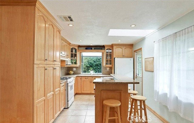 Detail Gallery Image 4 of 13 For 23733 Vanowen St, West Hills,  CA 91307 - 3 Beds | 2 Baths