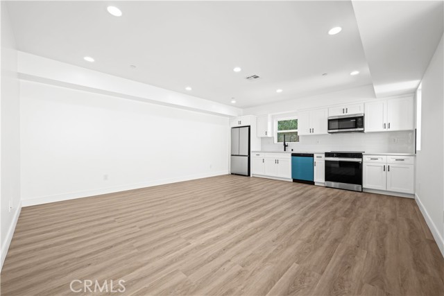 6704 1/2 Kester Avenue, Van Nuys CA: https://media.crmls.org/medias/75446dd0-0891-4181-8b28-8ba5fa2a4a07.jpg