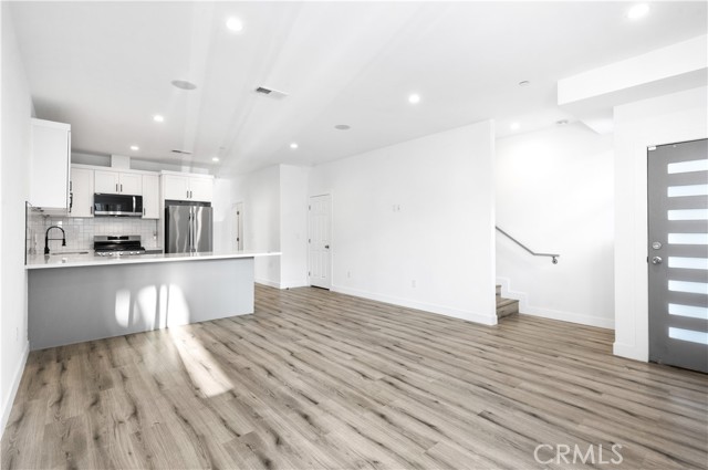 Detail Gallery Image 4 of 34 For 10857 Morrison, North Hollywood,  CA 91601 - 4 Beds | 3 Baths