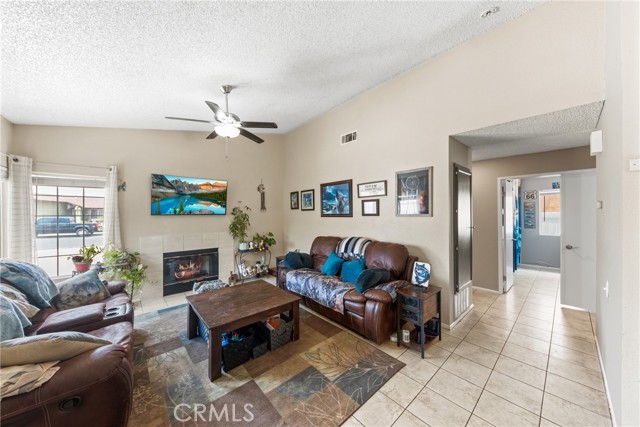 12431 Highgate Avenue, Victorville CA: https://media.crmls.org/medias/754671cb-73a6-49b8-b2a4-c15ab0b802fa.jpg
