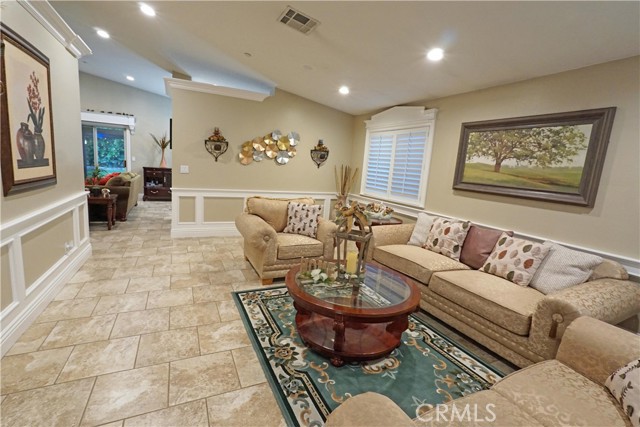 328 Manzanita Court, Ontario CA: https://media.crmls.org/medias/75472a38-3403-4a66-b9d6-de2e6e2af6a7.jpg