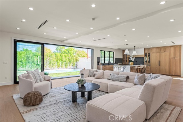 Detail Gallery Image 21 of 52 For 5258 Lemona Ave, Sherman Oaks,  CA 91411 - 4 Beds | 5 Baths