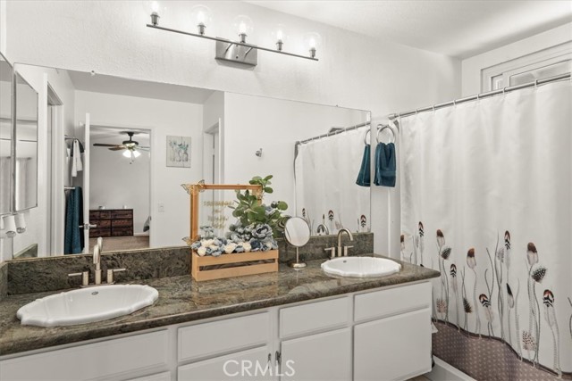 Detail Gallery Image 22 of 70 For 15717 Rosehaven Ln, Canyon Country,  CA 91387 - 3 Beds | 2/1 Baths