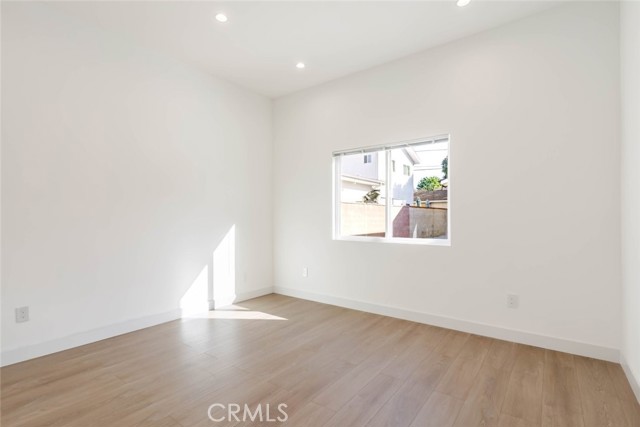 Detail Gallery Image 14 of 23 For 6850 1/2 Ranchito Ave, Van Nuys,  CA 91405 - 3 Beds | 3 Baths