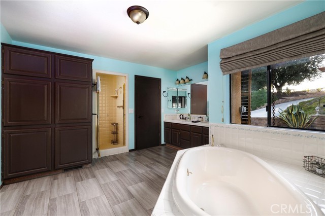 Detail Gallery Image 12 of 41 For 1021 Burro Verde, Paso Robles,  CA 93446 - 4 Beds | 3/1 Baths