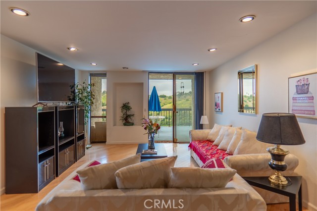 4239 Via Arbolada, Los Angeles CA: https://media.crmls.org/medias/755eb103-d2ec-4fc3-ab92-3378ef6623d1.jpg