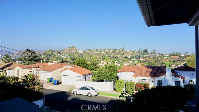 4435 Caledonia Way, Los Angeles CA: https://media.crmls.org/medias/75606505-1603-48e5-ba08-9f9fe96ee802.jpg