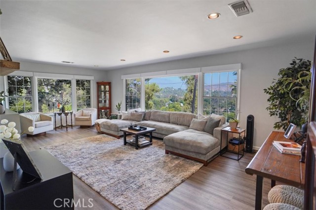Detail Gallery Image 3 of 33 For 10557 Mahoney Dr, Shadow Hills,  CA 91040 - 3 Beds | 2 Baths